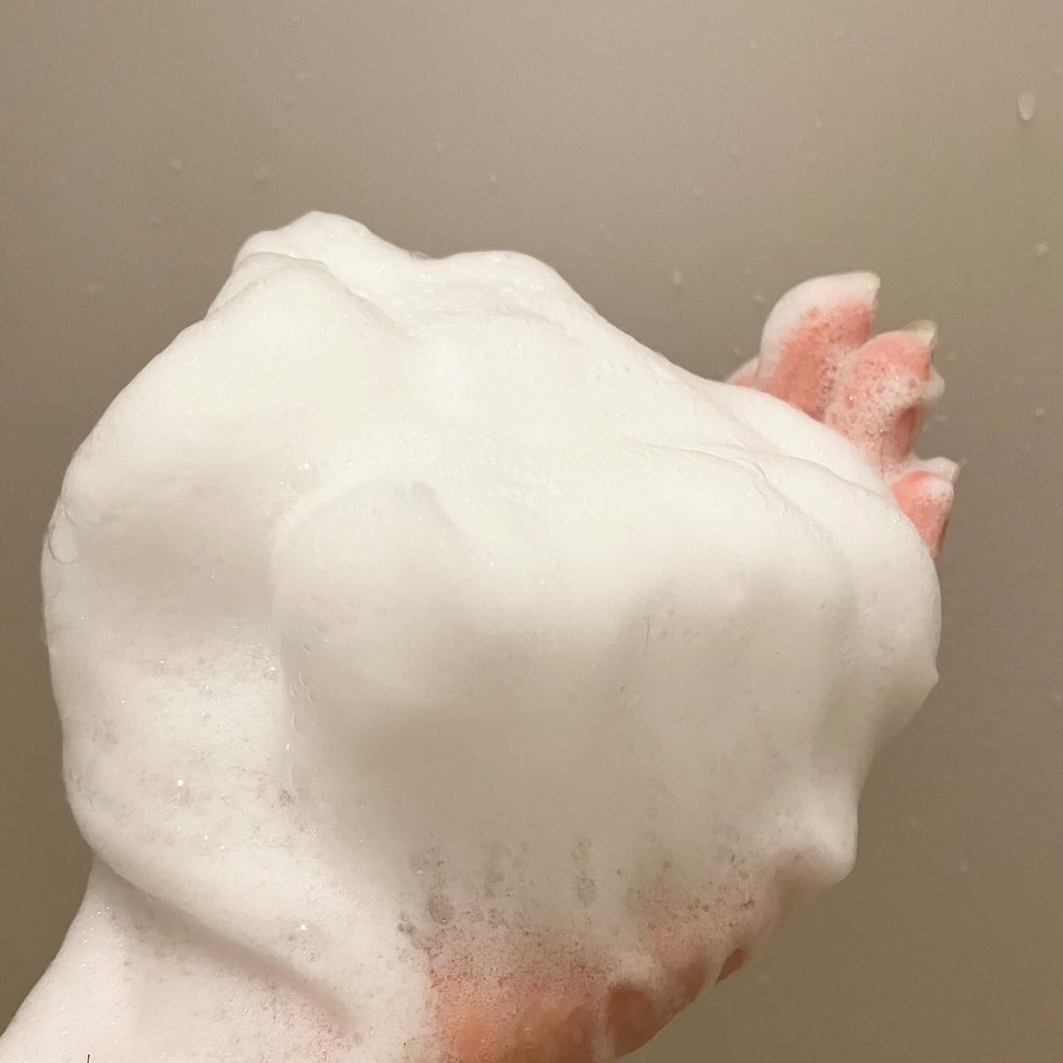 oteoteiotei2's tweet image. シルクザリッチ【スカルプ&amp;amp;リペア】シャンプー＆トリートメント
#使用レビュー
洗練されたデザイン✨
真っ黒なシャンプーには驚きました。ムードナイトムスクの香りは華やかに香りながら持続力があり、香水のように変化も楽しめます。