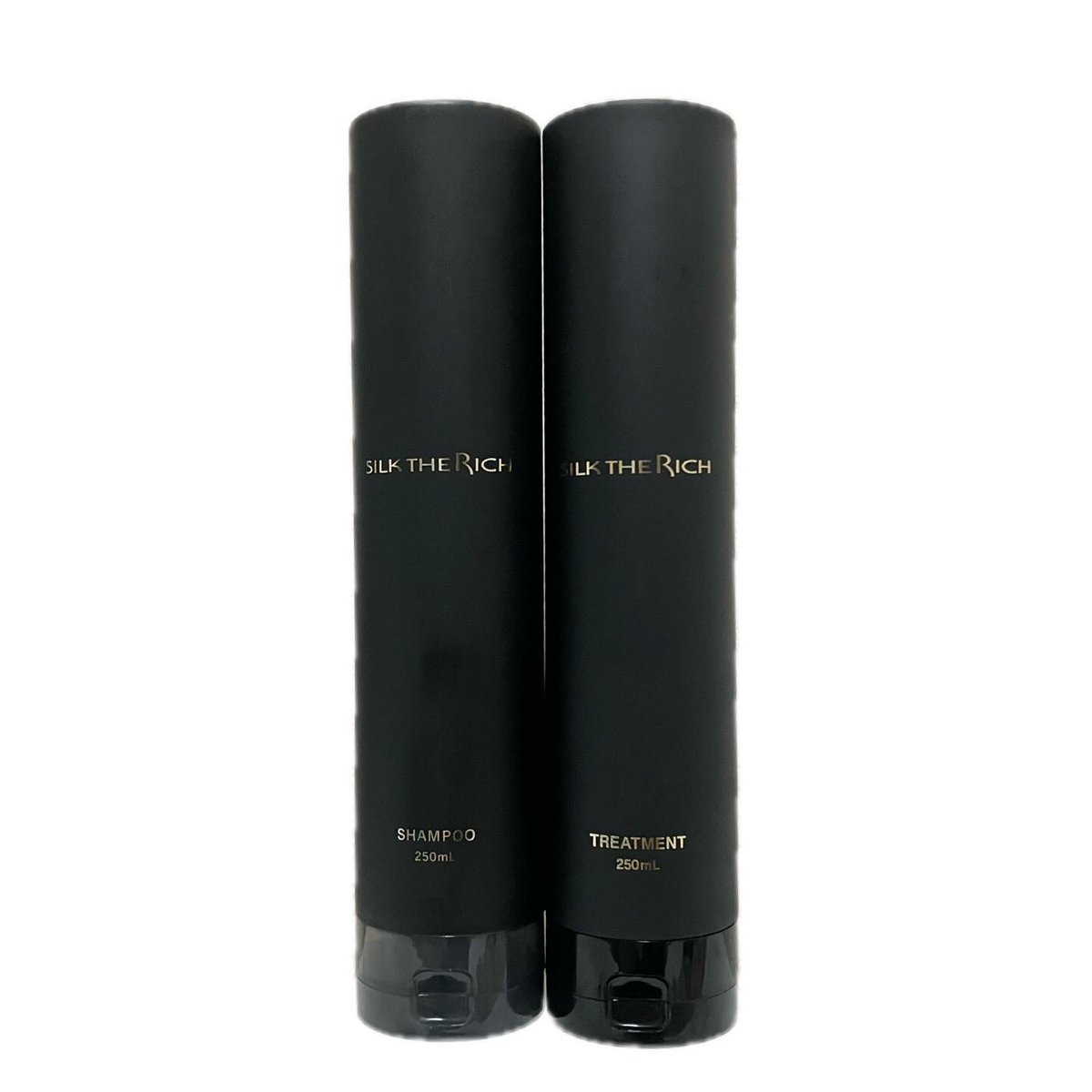 oteoteiotei2's tweet image. シルクザリッチ【スカルプ&amp;amp;リペア】シャンプー＆トリートメント
#使用レビュー
洗練されたデザイン✨
真っ黒なシャンプーには驚きました。ムードナイトムスクの香りは華やかに香りながら持続力があり、香水のように変化も楽しめます。