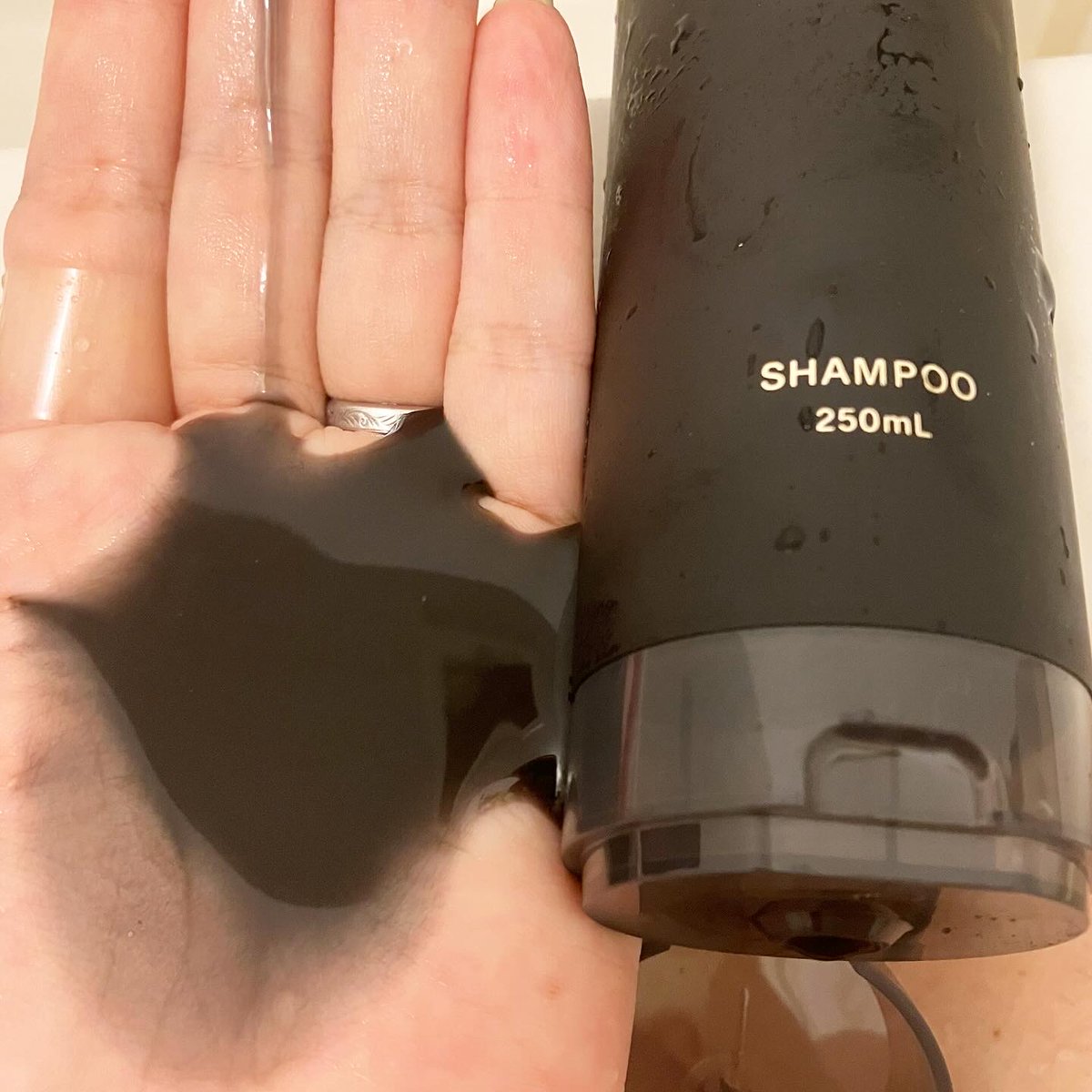 oteoteiotei2's tweet image. シルクザリッチ【スカルプ&amp;amp;リペア】シャンプー＆トリートメント
#使用レビュー
洗練されたデザイン✨
真っ黒なシャンプーには驚きました。ムードナイトムスクの香りは華やかに香りながら持続力があり、香水のように変化も楽しめます。