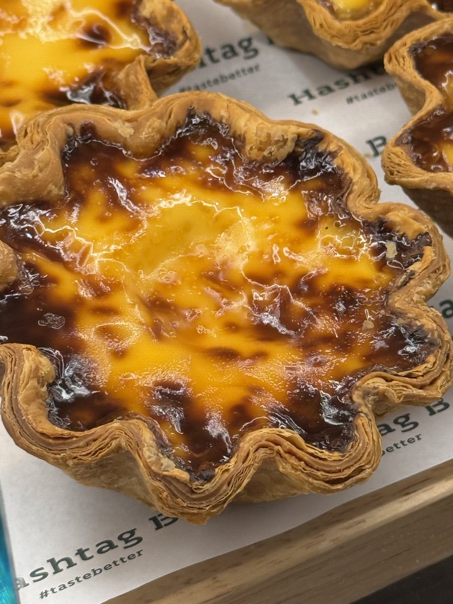 Hashtag B Thailand ร้านทาร์ตไข่จากฮ่องกงเขามาแลนด์ดิ้งที่สยามพารากอน (เป็นครั้งแรกที่แบรนด์เขามาเปิดนอกฮ่องกงด้วย) เปิดวันนี้เป็นวันแรก ตอนแรกเข้าใจว่าราคาอาจจะแรงกว่านี้ แต่ราคาเริ่มต้นถือว่ากำลังดี อย่างตัวทาร์ตไข่นโปเลียน ที่นี่ขายชิ้นละ 90 บาท ส่วนเมนู exclusive