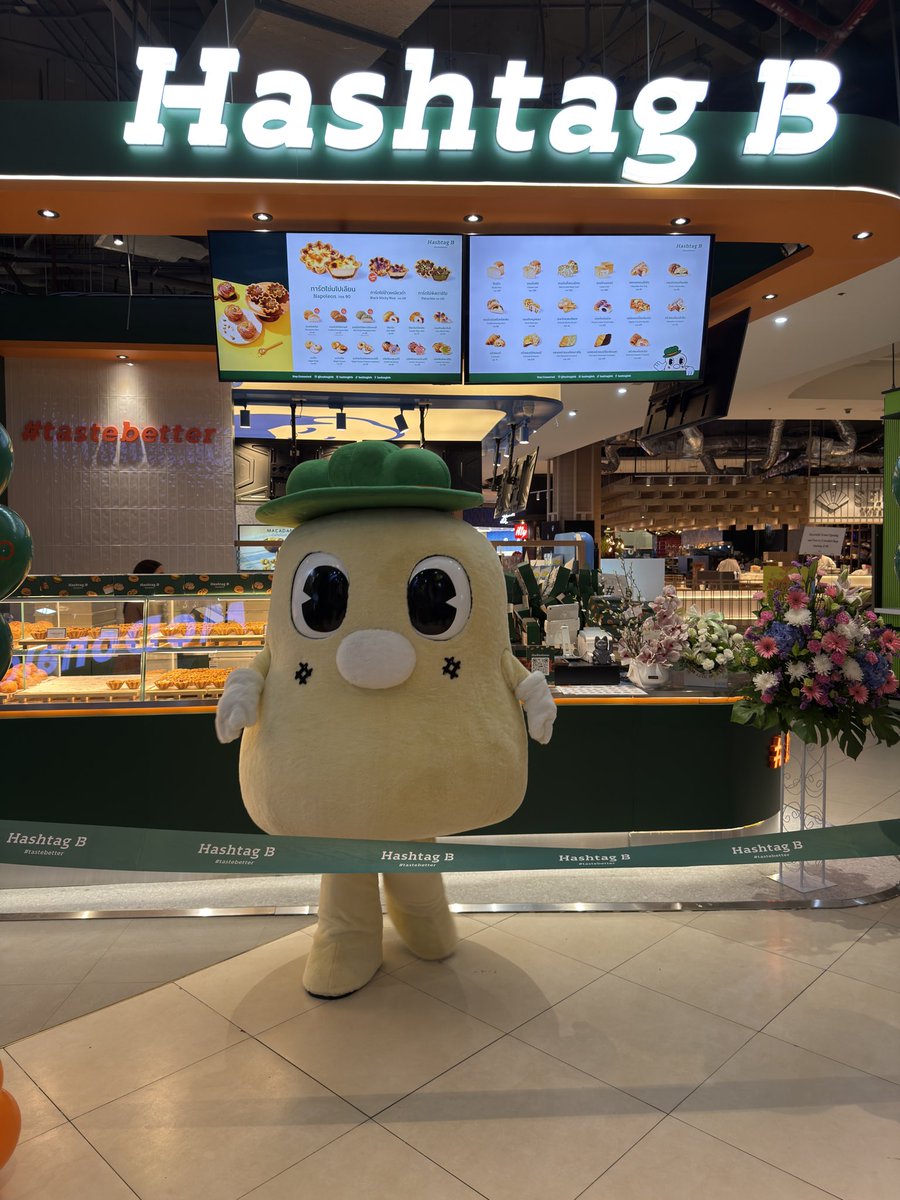 porporlees's tweet photo. Hashtag B Thailand ร้านทาร์ตไข่จากฮ่องกงเขามาแลนด์ดิ้งที่สยามพารากอน (เป็นครั้งแรกที่แบรนด์เขามาเปิดนอกฮ่องกงด้วย) เปิดวันนี้เป็นวันแรก ตอนแรกเข้าใจว่าราคาอาจจะแรงกว่านี้ แต่ราคาเริ่มต้นถือว่ากำลังดี อย่างตัวทาร์ตไข่นโปเลียน ที่นี่ขายชิ้นละ 90 บาท ส่วนเมนู exclusive “ทาร์ตไข่ข้าวเหนียวดำ” ทำจากข้าวเหนียวดำลืมผัวของชาวบ้านจังหวัดสุรินทร์ เริ่ดน้า