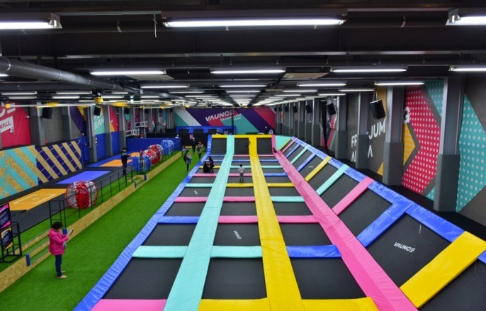 나는 메이드카페보다 키즈카페 성인버전이나 생겼으면 좋겠어.
너무재밋을것같애 
나도 에어컨 맞으면서 빙글빙글 돌아가는 미끄럼틀 타고 볼풀? 에서 놀고싶고 대형방방에서 놀고싶음