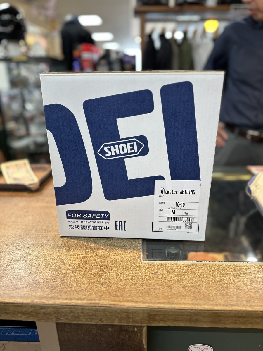 KMDex_hatahata's tweet photo. #SHOEI #Glamster #ABIDING (64,900jpy)!お買い上げいただきました♪
一緒に#Cardo #カルド #freecom2x (40,800jpy)インカムもお買い上げ~♪(9月14日までCardoの20%OFFセールキャンペーン開催中!)
祝納ヘル!
レトロなレーシング風グラフィック!
1970年代アメリカのダートトラックレースを彷彿とさせるストライプ。
モデル名「ABIDING」は「永続する」「いつまでも変わらない」といった意味をもち、ノスタルジックな印象を際立たせています。
Cardo(カルド)は、バイク用インカムを販売する#イスラエル のブランドです。
業界初のJBL搭載プレミアムサウンドシステムが有名。僕も使用していますよ!
イスラエルは人口900万人ほどですが、スタートアップの数は世界トップクラス。シリコンバレーに次ぐ規模のハイテク企業集積地と言われています。
カルドの成長は、まさにイスラエルらしい特徴とリンクしています。
軍事・通信技術を応用し世界市場を見据えた起業文化!未開拓のニッチ(バイク通信)に集中。
結果、テルアビブ発 → 世界標準ブランドへ。
カルド(イスラエル)vs #セナ(韓国)」という業界2強!
カマダサイクルexではどちらも取り扱っておりますよ。
いつでもご相談ください!
お買い上げありがとうございました。
★SNSフォローミー♪走る愉しみー♪繋がる愉しみ!
【オンラインストア】https://t.co/EK8gHkVjRb
【グーバイク/新車&中古車】https://t.co/dB4jOylPk3
【YouTube】https://t.co/MybzPDLxz0
【Facebook】https://t.co/37N5bJInoV
【Twitter】https://t.co/PnAaevEdWe
【Twitter ハルカ】https://t.co/whlHVTuwYI
【Instagram】https://t.co/0m5gn99DgT
【LINE】https://t.co/iiWbn3ZIQB
◤◢◤◢◤◢◤◢◤◢◤◢◤◢◤◢◤◢◤◢◤◢◤◢◤◢◤◢
カマダサイクルex / KMDex
〒010-1612 秋田市新屋豊町4-17/018-883-1853
営業時間 10:00~19:00 / 定休日 毎週月曜、第一・第三火曜日
◤◢◤◢◤◢◤◢◤◢◤◢◤◢◤◢◤◢◤◢◤◢◤◢◤◢◤◢
●取扱いメーカー
【Asia】
◆Honda、Yamaha、Kawasaki 、Suzuki取扱い
◆SYM(Taiwan)
◆CFMOTO(China)
◆CFLITE(China)
◆Hyosung(China)
◆SKY TEAM(China)
◆FELO(Shanghai)
◆Royal Enfield(India)
#ロイヤルエンフィールド仙台 /販売協力店
◆Hartford(Taiwan)
◆GPX(Thailand)
【Euro】
◆BSA(U.K)
◆Triumph(U.K)
◆AJS & Scomadi & Royal Alloy(U.K)
◆Fantic(Italy)
◆Lambretta(Italy)
◆Benelli(Italy)
◆Beta(Italy)
◆Leonart(Spain)
◆BRIXTON(Austria)
【USA】
◆INDIAN®(U.S.A)
◆Harley-Davidson®(U.S.A)
【PowerProducts】
◆インポートバイク全般
◆ヒルコメンテナンス指定店
◆Honda/Yamaha/WADO/KOSHIN除雪機取扱い
◆特定小型原付Sunemperor
◆BAS秋田デポ
【料金検索】https://t.co/m9RJ5yRdiC
◆その他、自由へのお手伝い!柔軟にお力になります。
●ヘルメット”SHOEI、Arai、OGK、DIN MARKET...etc,
●インターコム”SENA、Cardo...etc,
●用品”DIN MARKET、Gatorz Eyewear”...etc,
●アウトドア用品販売
●ETCオンラインセットアップ店
【ショップ】https://t.co/HT76qHe5Zx
【求人情報】https://t.co/KUART5ZYk2
【メンテナンスのお問合せ】https://t.co/aquIxMOXCm
※サービス工場への入庫は原則予約制になります。お電話、メールにてご予約をお願いしております。応急の方は、お手数ですがお電話ください。
※修理の仕方、症状改善だけをレクチャーすることございません。憶測ではお話できません。
※「ヤフオクで見たこのパーツ、つきますか?」「写真だけで判断して〜」みたいなご相談は、ごめんなさい🙏NGです!責任持てないっす。経験と技術が商売ですからね。
※部品の問い合わせには年式/型式特定が必要ですので「フレーム番号/VIN No.」もご記入ください。
#納ヘル式 !
#バイクに乗って自由になるんだ
#freedomisntfree
#SpiceUpYourLife
#ショウエイ
#カマダサイクルex
#バイクライフ
#bikelife
#バイク好きな人と繋がりたい
#バイクのある風景
#納ヘル