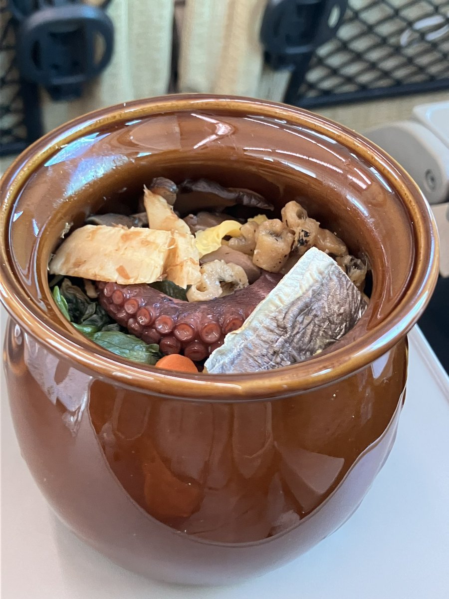 今日から3日間、愛媛に行ってきます。気が向いたら投稿します。

久々に駅弁を購入。
全て岡山産の食材を使ってるたこめしだと、お店の人におされて購入したが…。
とても美味しかった☺️

さわらが入ってたのが嬉しい🐟