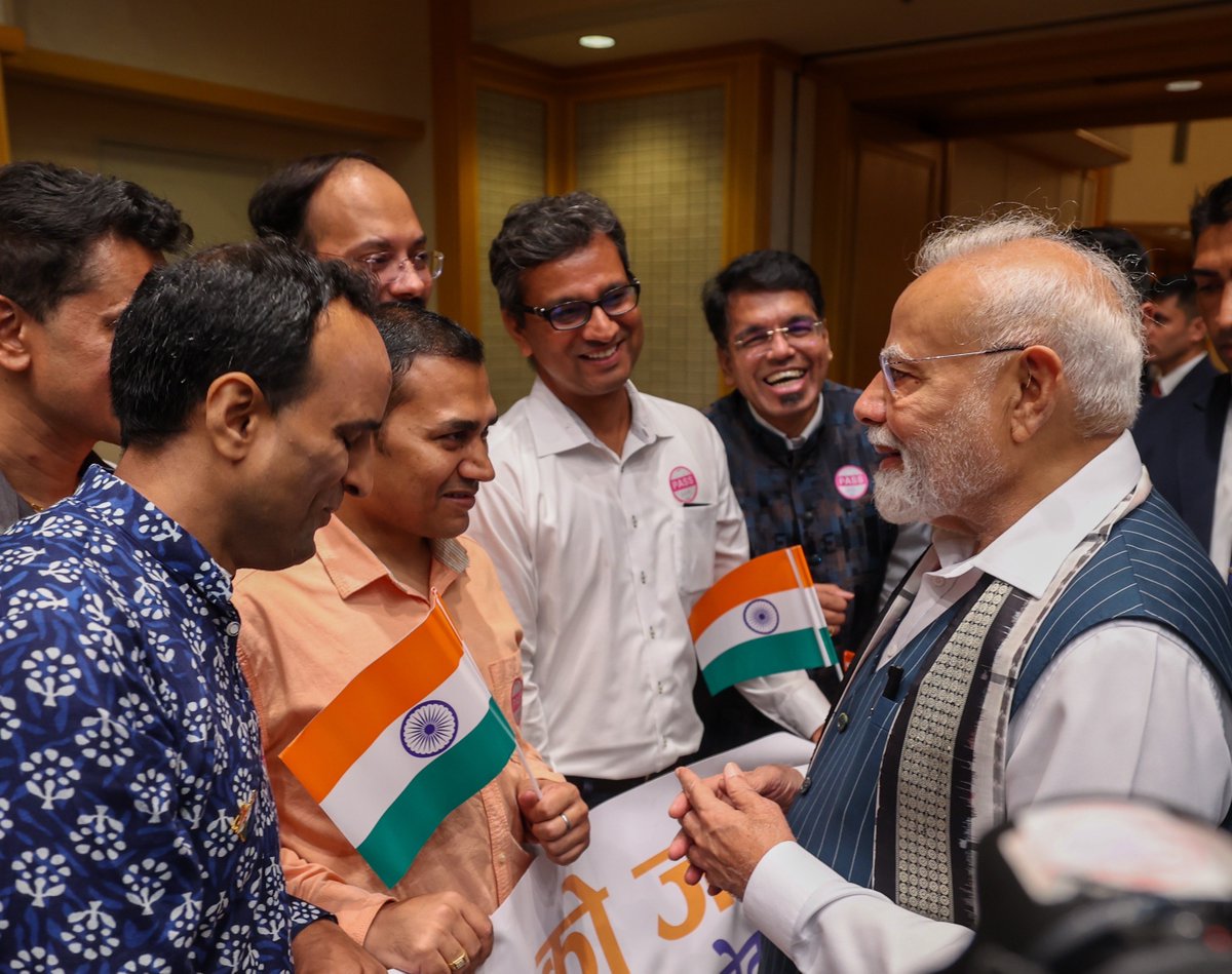 narendramodi tweet picture