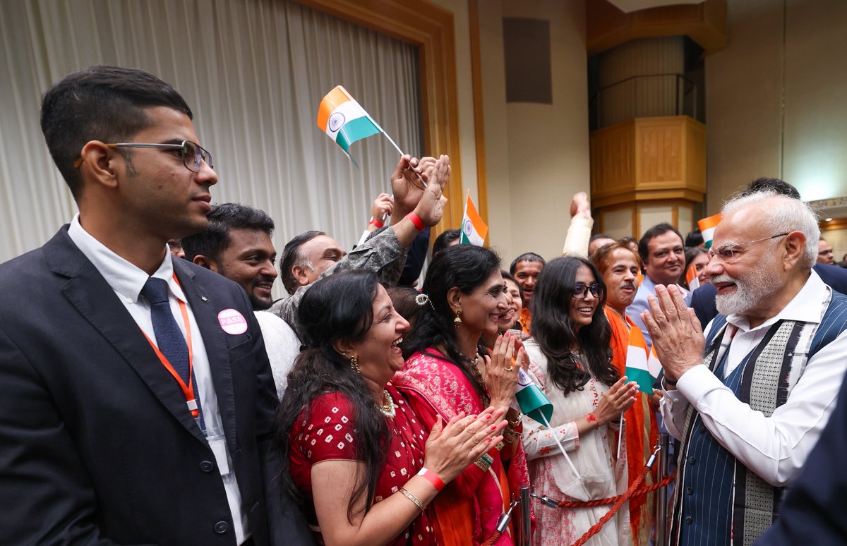 narendramodi tweet picture