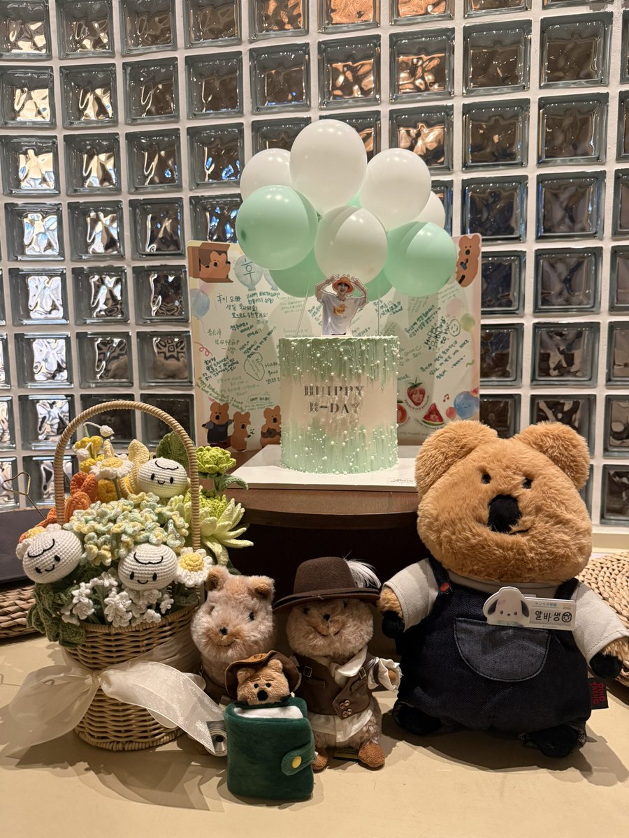 이틀간의 생일 행사가 끝났다. 유니가 생일카페에 시간을 내줘서 너무 고맙고 같이 후이의 생일을 축하해줘서 너무 행복하고 좋았어!🙆🏻‍♀️💖

#LEEHOETAEK #후이 #HUI #フイ
#PENTAGON #펜타곤 #ペンタゴン
#HAPPY_HUI_DAY 
#후이야그대가있어고마워