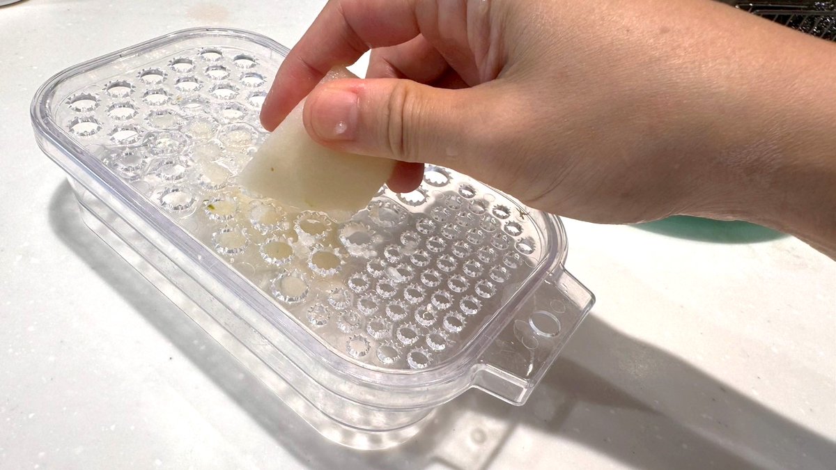 zennoh_food's tweet image. お手軽に作れる梨シャーベット。梨1個をすりおろし、保存袋に入れます。そこに、ヨーグルト大さじ3、砂糖大さじ2、レモン汁大さじ1を加え、袋の口を閉じてよく揉みます。冷凍庫で2時間凍らせ、その後もう一度揉み混ぜ、さらに追加で2時間凍らせたら完成です。ひんやり爽やか、梨の風味を楽しめます✨