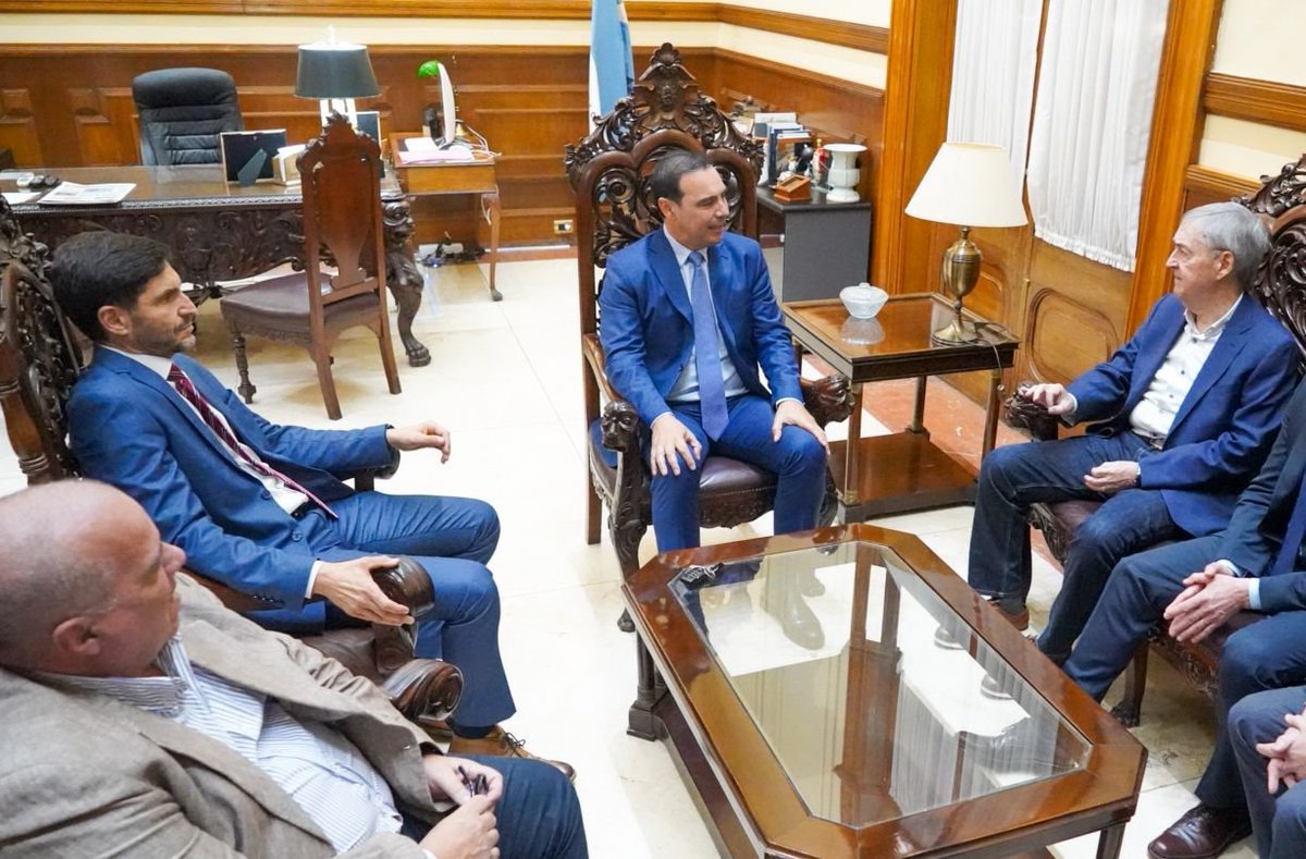 #Rosario Asesinato en Crespo y Quintana. Balacera con dos heridos en Necochea y Quintana (a pocas cuadras de casa).

Y el gobernador Pullaro pelotudeando en el cierre de campaña en Corrientes, llevado por el operador berreta del juego y otras yerbas.

Dan vergüenza.