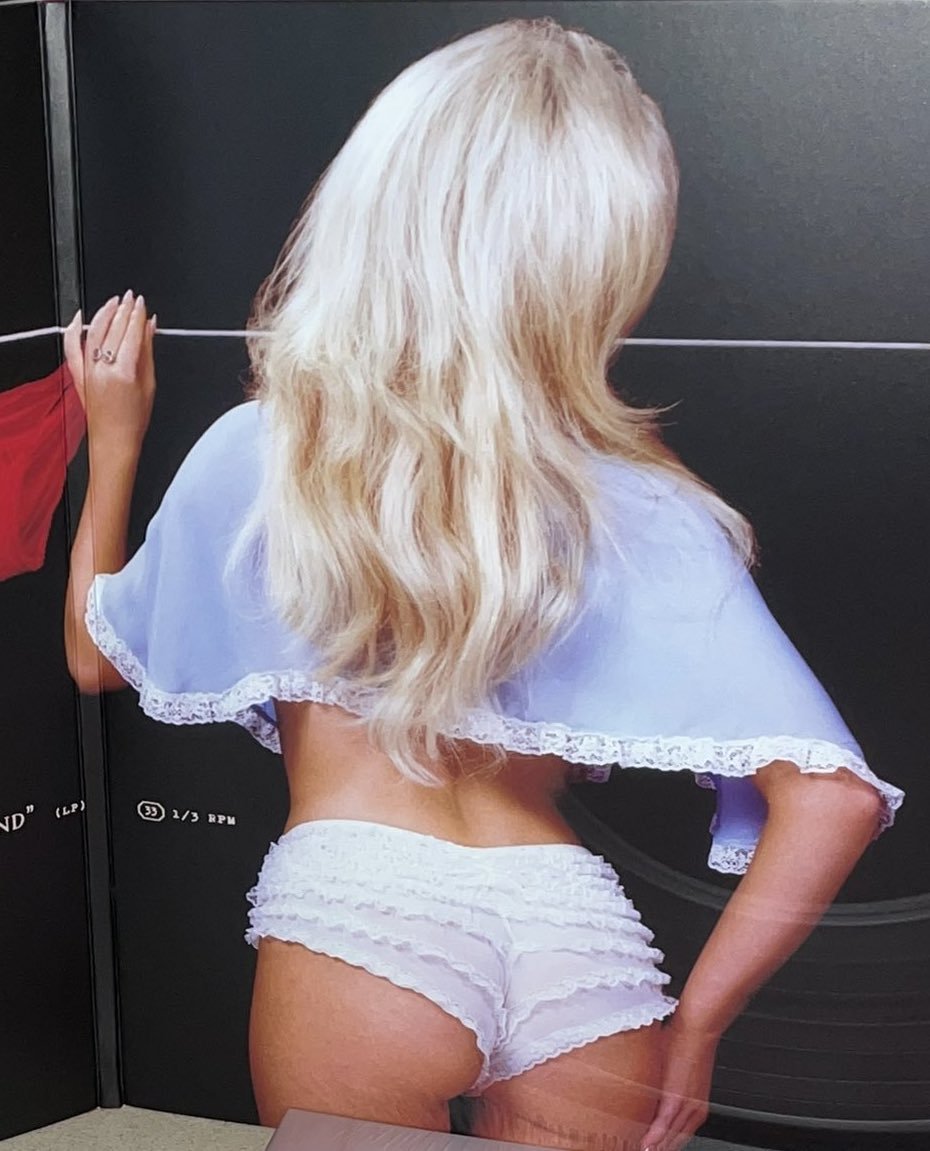 "Sabrina Carpenter"

Por esta foto de la cantante que se volvió viral.