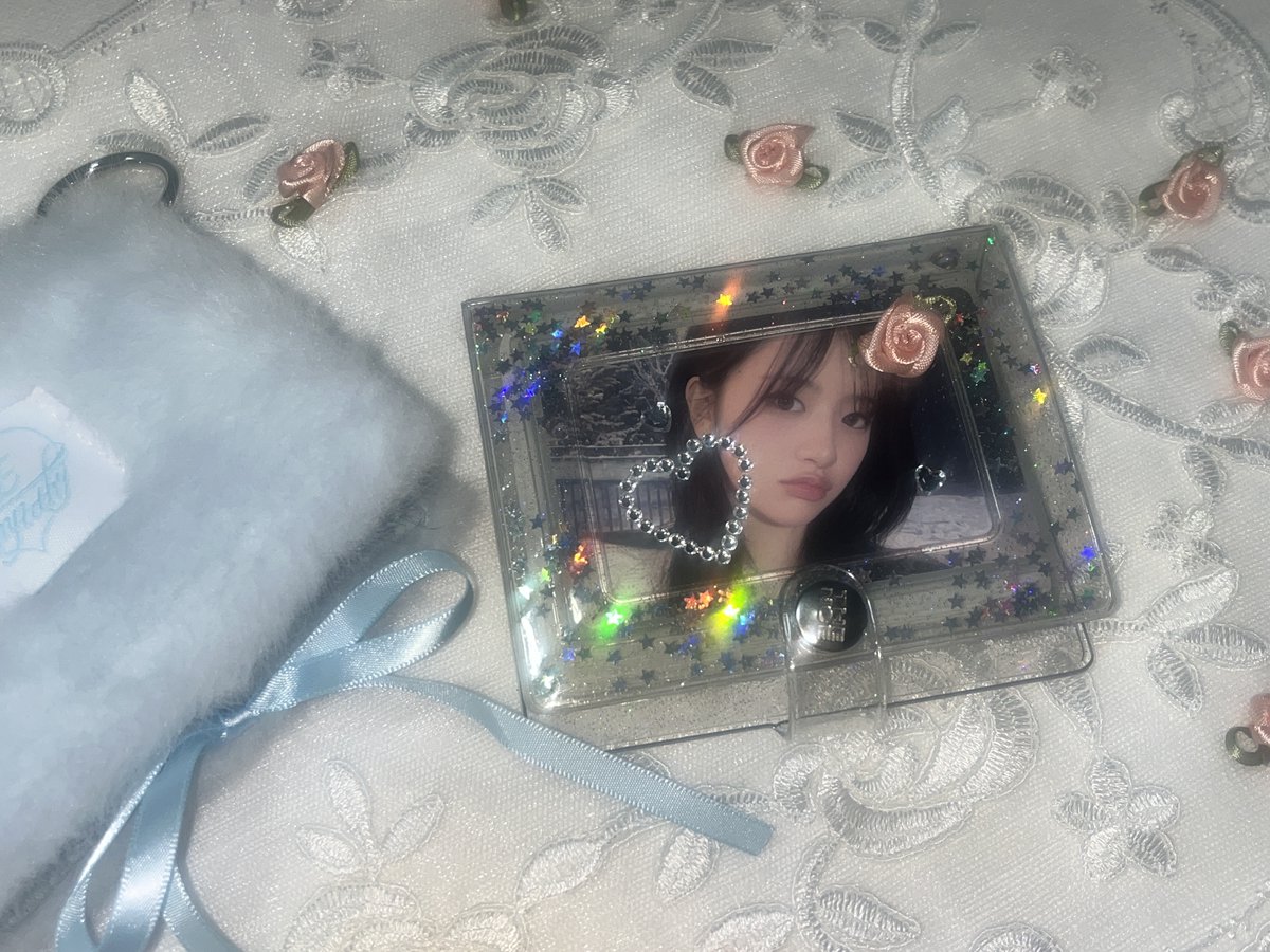 thence_studio's tweet photo. THENCE #팔로우 #RT 이벤트･ﾟ✧

☆New 콜렉트북이 입고 기념☆
이번 시즌 많은 관심 가져주신 여러분들께
감사의 의미를 담아 이벤트를 진행합니다❤︎

스타 글리터 콜렉트북 3종을 총 6분께 드려요!
*색상은 랜덤 지급됩니다.

p.s. 디자이너들의 최애를 담아. . •❤︎³ https://t.co/2JZ1L0XFsg
