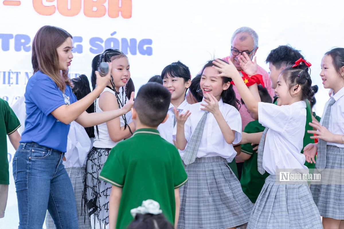Meyvis Estevez Echevarría (@meyvisesteveze) on Twitter photo Son hermosas las imágenes que nos llegan de una gira inolvidable: nuestra Colmenita en #Vietnam. Concluye una visita cargada de energía y amor. Entre risas, cantos y abrazos con los niños de ese país hermano, se escribió un nuevo capítulo en 65 años de amistad ejemplar. Son hermosas las imágenes que nos llegan de una gira inolvidable: nuestra Colmenita en #Vietnam. Concluye una visita cargada de energía y amor. Entre risas, cantos y abrazos con los niños de ese país hermano, se escribió un nuevo capítulo en 65 años de amistad ejemplar.