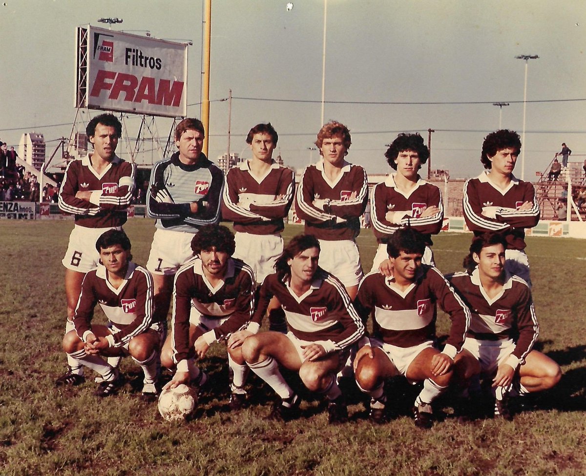 Scigliano, Biasutto, Avalos, Giunta, Julio Alfredo Pavón, Aponte, César Aníbal Romero, Bufarini, Nannini, Gaona y Alfaro Moreno. La recordada Adidas de manga larga marrón con franja blanca con el parche de 7up, el 6 de julio del 85 ante Chacarita.