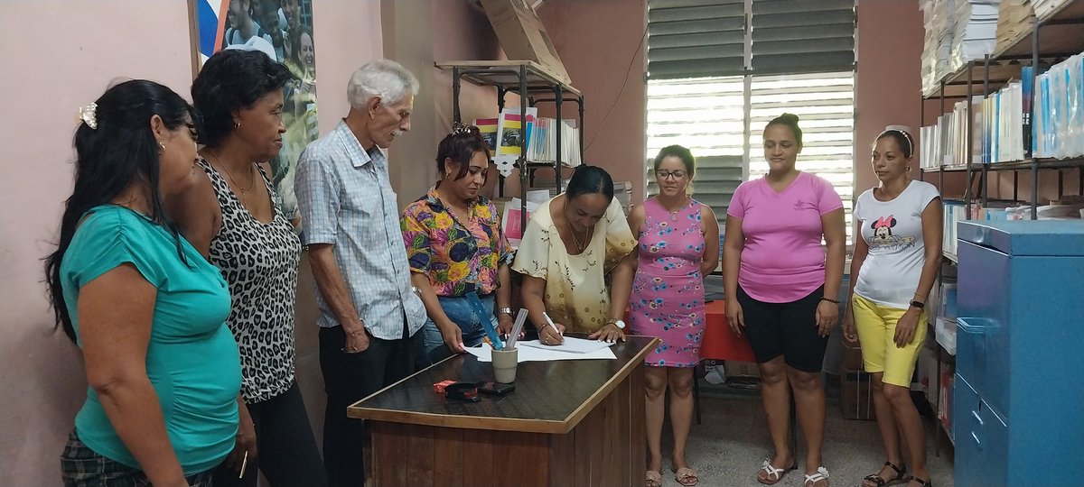 DmePais's tweet photo. #EducaciónFrankPaís
Culminó el proceso de entrega y recepción del cargo del Director de la Facultad Obrero Campesina Raúl Cepero Bonilla, Israel Azaharez Fuentes excelente profesional y con basta experiencia en nuestro Sector, recibió Ariannys Leyva Franco. #HolguínSi @CubaMined https://t.co/dCcGBzRCum