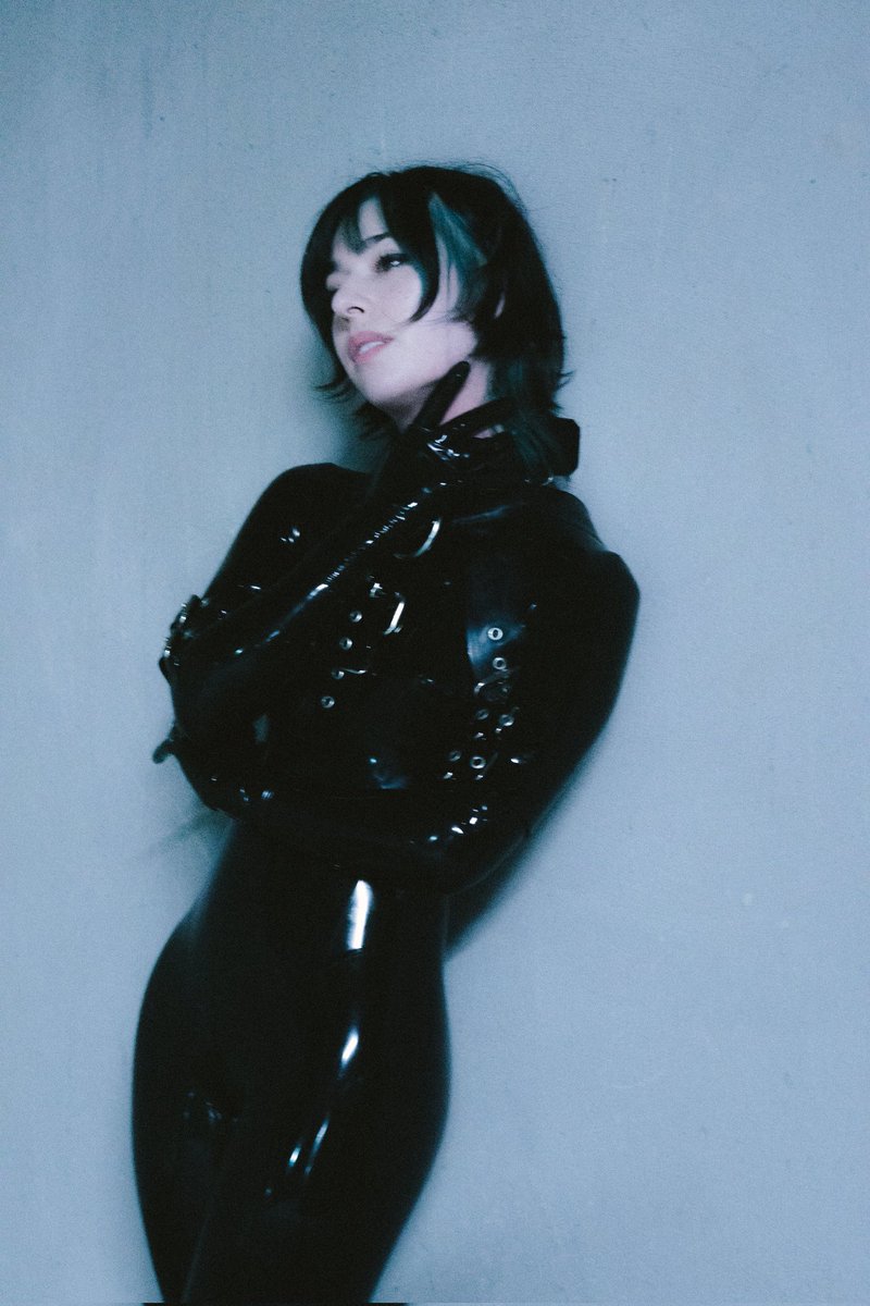 small visions of shine somewhere in the void

📷 0752am