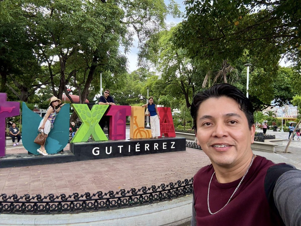 【メキシコ旅行記】⑤トゥクストラ・グティエレス〜マリンバ像など〜

街中にこんなでっかいマリンバの像が立っとうのが、もうおもしろいよね。
またユニカチ大学でイスラエル・モレノ先生と共演できたの普通に嬉しい。