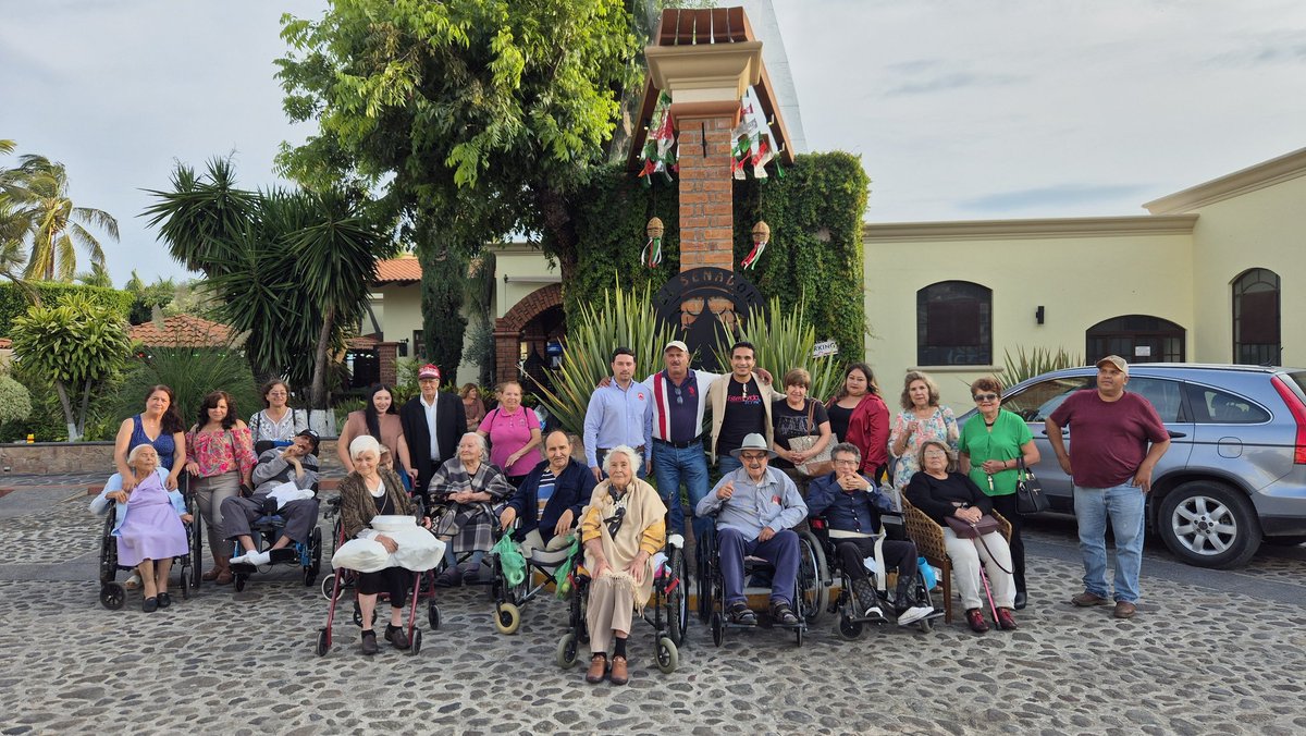felipeluisgl's tweet photo. Feliz Día del Adulto Mayor, feliz día a nuestras abuelitas y abuelitos 🎉. Saludos desde El Senador con los adultos mayores del asilo de Jamay ❤️‍🩹

#AdultoMayor #Abuelo #Jamay #Jalisco https://t.co/iU2L6jukQd