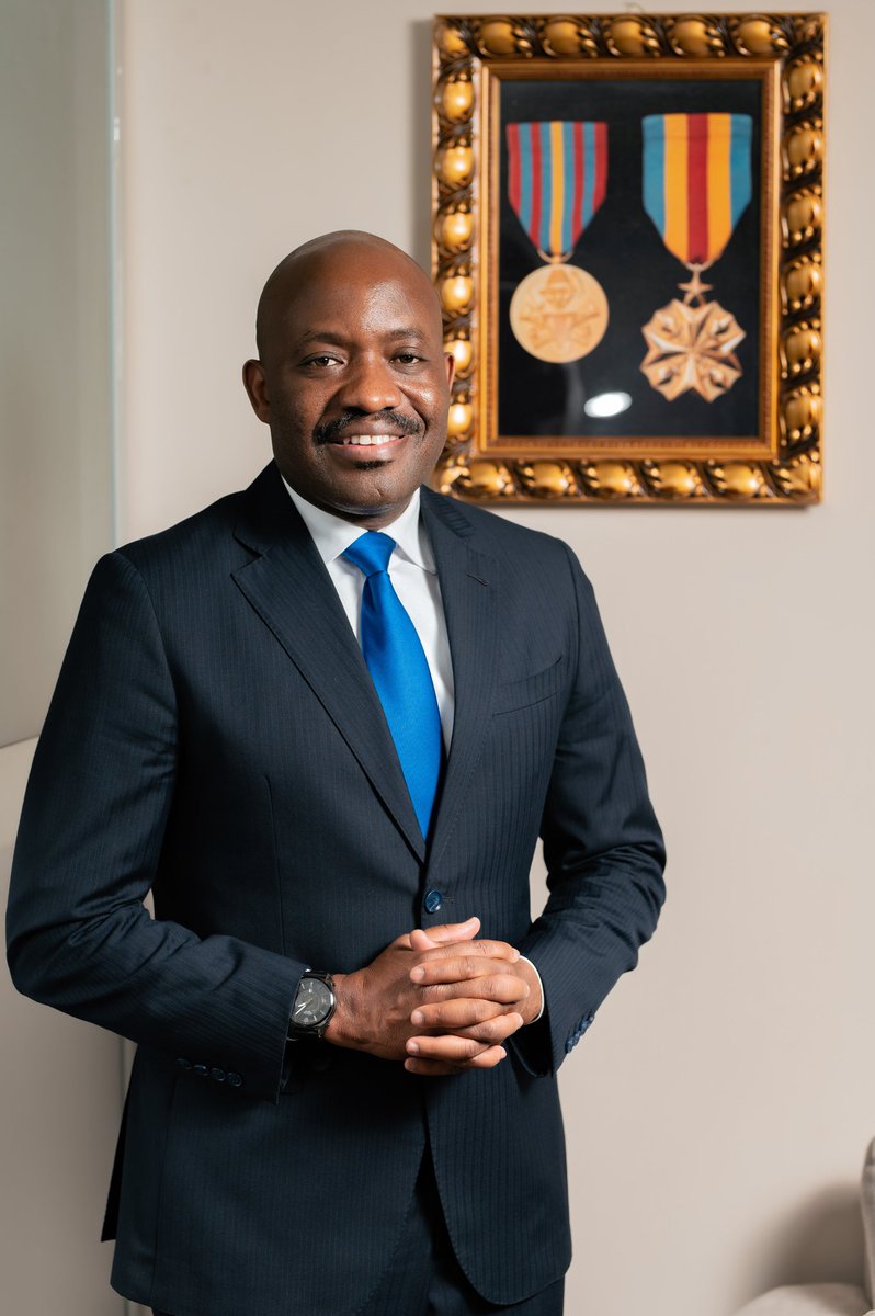 MichelMuvudi's tweet image. En ce jour marquant mon #anniversaire, ma pensée oscille vers vous qui avez scellé ma fibre existentielle : être votre #serviteur. Contre l'ouragan et l'harmattan, Dieu cisele ma grandiose destinée avec vous et pour vous, brodant en moi #humilité, #intégrité et #travail.