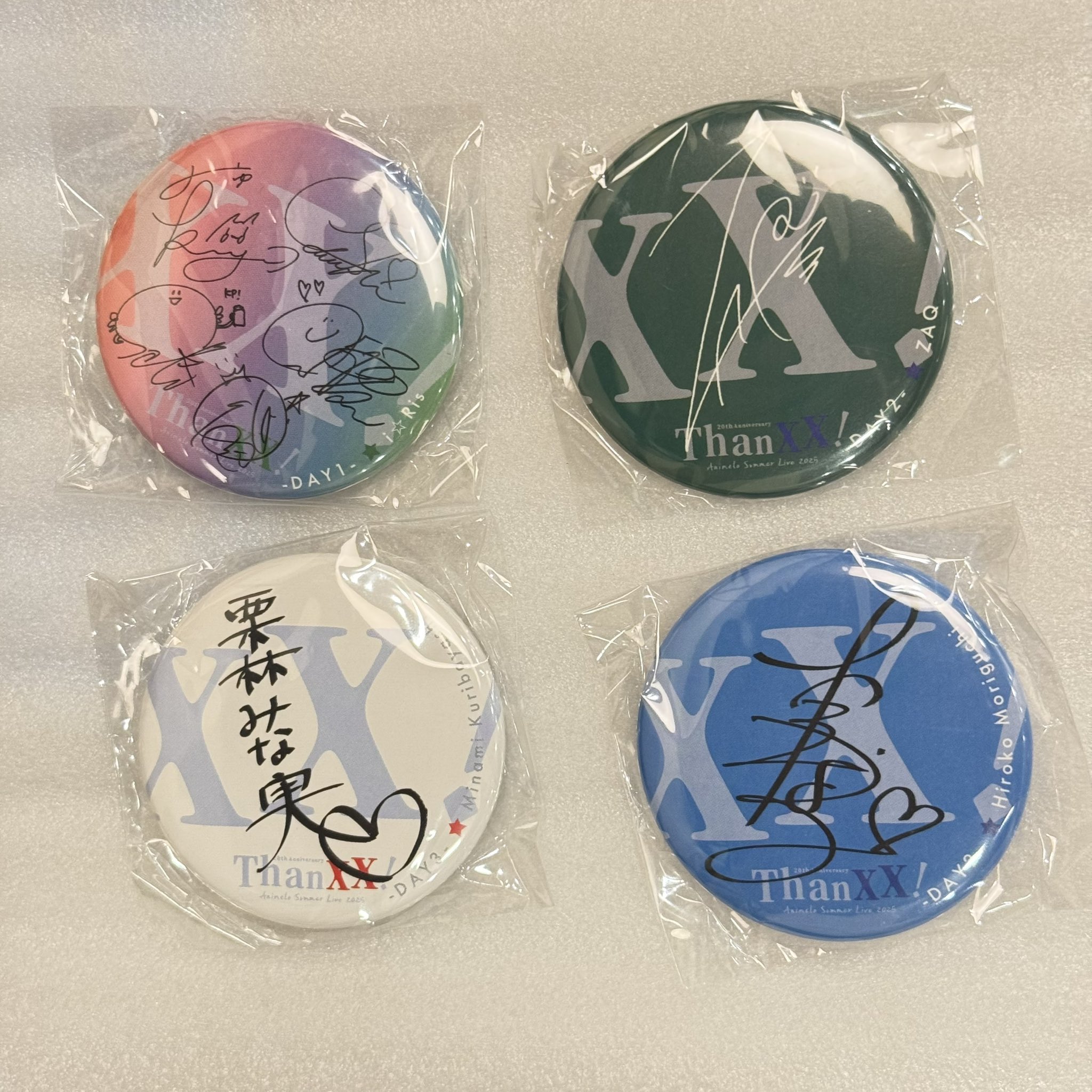 NEWS 缶バッチ カラフルピーチ ぺたっとねじまき 刺繍缶バッジ｜商品情報