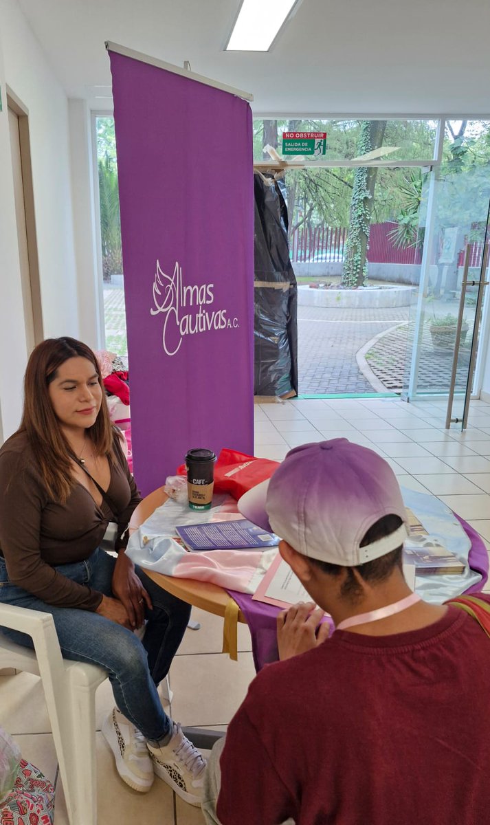 El dia de hoy Almas Cautivas brindo acompañamiento legal para personas trans sobre su reconocimiento legal a su identidad en la Unidad de Salud Integral para Personas Trans.
Muchas gracias por su apoyo y el espacio. 
Oyuki Colin y Dr Hugo Cornú