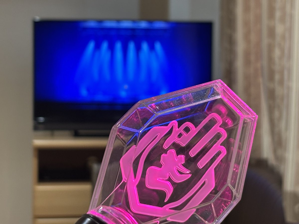 ari_7121979's tweet photo. Blu-rayプレーヤーある🥹
もちろん家族にディスクを頼んだらペンラも入ってた笑笑笑
せっかくだから参拝者らしい入院生活を撮ろうとしたら先生容赦なく入ってきて一時停止は間に合ったけどペンラかくまうの間に合わんかった笑笑
画面ライブだしペンラだしきっと今頃…🤔 https://t.co/OPryvJXYwA