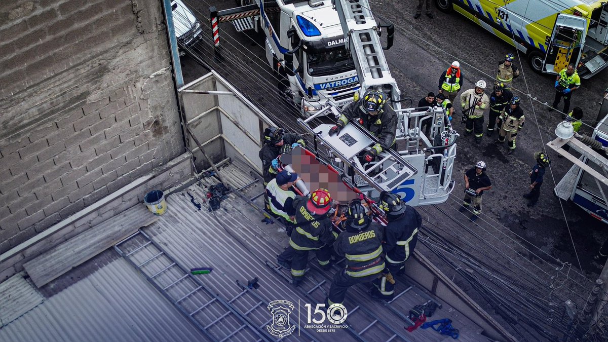 Esta mañana Bomberos de Iquique realizaron el rescate de una persona electrocutada sobre el techo de un galpón al interior del recinto amurallado de <a href="/Zofri_SA/">ZOFRI S.A</a> #Iquique
 <a href="/cbi_iqq/">Cuerpo de Bomberos de Iquique</a> <a href="/BomberosdeChile/">Bomberos de Chile</a>