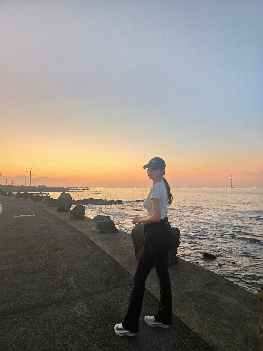 kdrapoo's tweet photo. このスタイルにこのお顔ついてるの凄すぎる
神が地上に送り出した女神です
 #シンセギョン https://t.co/II6YHtSeZw