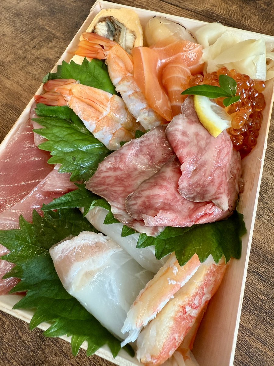 【築地やまの】
📍清澄白河駅徒歩5分

「本当に美味しいお弁当屋さん」

SNSを見て上がっていたハードルを余裕で超えてきました。
写真は鰻重1300円と特選2000円！このクオリティでこの価格、とんでもないです😭

#清澄白河グルメ　#清澄白河ランチ