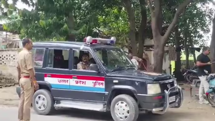IndiaToday's tweet image. A #GoogleMaps survey team was surrounded and briefly #assaulted by villagers in #UttarPradesh’s #Kanpur on Thursday after being mistaken for suspected thieves. 
The incident occurred while the team was mapping local streets using a camera-mounted vehicle at night. 

Read more: