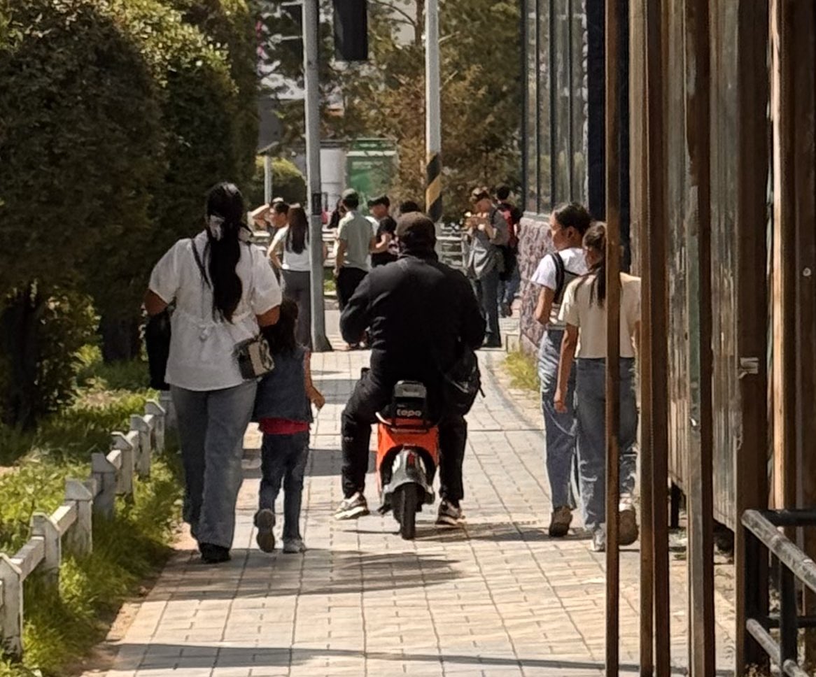 Энэ Улаанбаатар чинь ямар гээчийн хот болцым бээ! Одоо бүр явган зам дээрээ хүртэл айдастай, түгжрэлтэй байдаг болж.