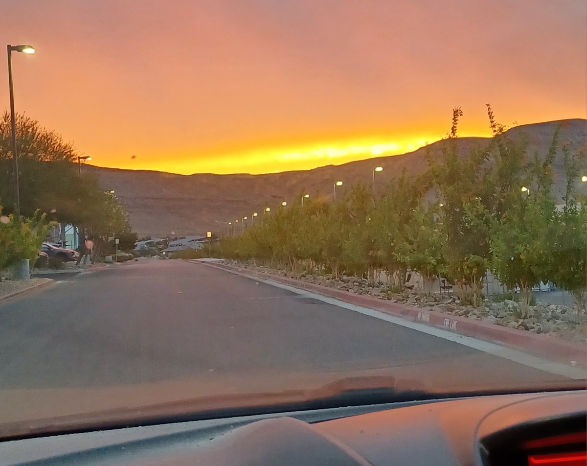 parkerandtheman's tweet image. Sunset over the Spring Mountains tonight here SW #LasVegas valley near #Summerlin.  Ah yes!  Right by the Cowabunga Canyon Waterpark just off Fort Apache.  #LaborDay weekend will be JAMMIN' there I can tell ya THAT right now.  S0 a big, hearty--- C0WABUNGA!