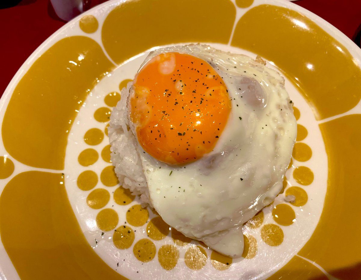 Chuo_kumin's tweet photo. 八丁堀のオフィスワーカーに愛されるドイツカレーのピラミッド。ドイツビールを加えたオリジナルのルーは新感覚の奥深い味わいながら、同時に懐かしさも感じる、不思議な境地に達した逸品です。
ご褒美ビーフカレーは1400円の値段から考えられない大ぶりのビーフながら、重層的な味わい。大満足です。 https://t.co/q477Nlu3ym
