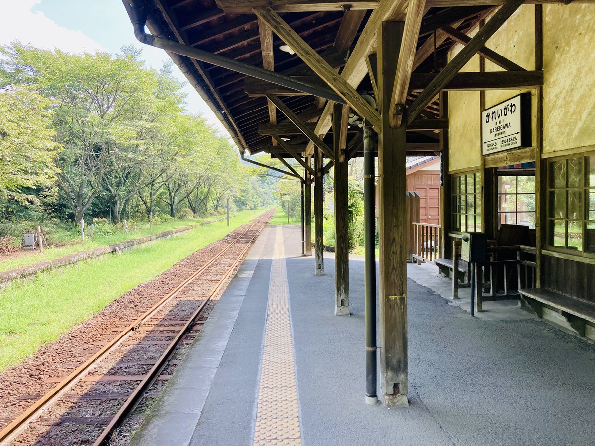 kagopic's tweet photo. 霧島市の嘉例川駅。

すぐ近くの国道223号線と肥薩線が不通のため、駅は閑散としていました。
お客さんは、僕1人だけ。
ただ、変な話、物凄く贅沢な時間を過ごせました。

明日明後日は、駅弁の販売日。
売れるといいなあ。 https://t.co/VdmVK0OFp2