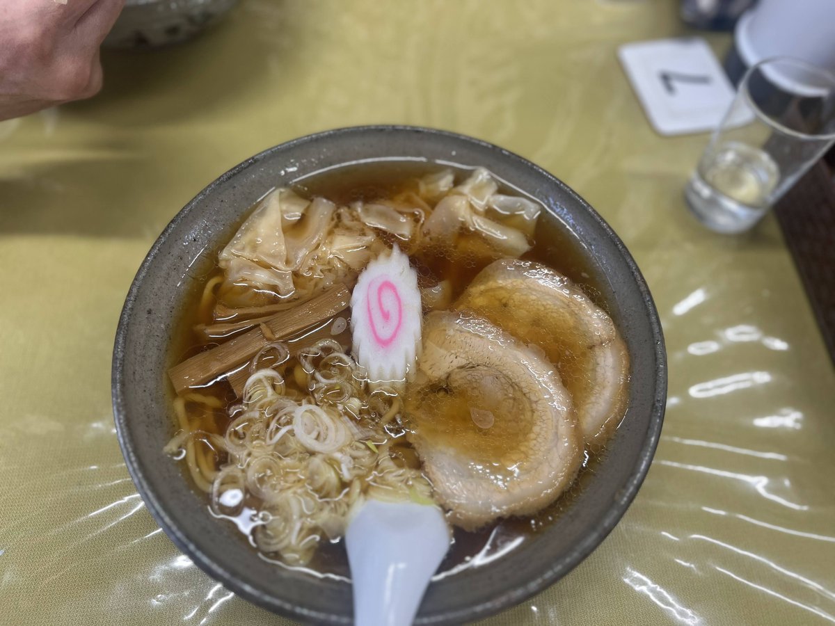路線バスでプチグルメ♪
会津のラーメンはおいしいぞ、ということで、まちなか周遊バス「あかべぇ」で向かうは「あたごや食堂」。
バス停は「会津若松商工会議所前」。駐車場が狭いのでバスで行くと便利で安心です♪

#会津バス  #まちなか周遊バス　#あかべぇ　#会津ラーメン　#会津ランチ