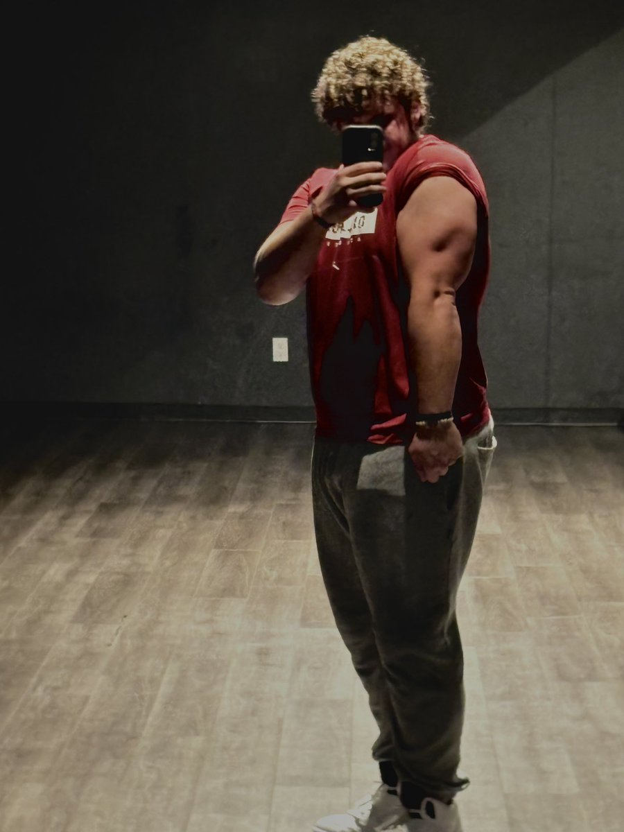 ace_hodges's tweet photo. 2 days out. Locked in. 😤💪 #BoomerSooner #OUDNA #GameWeek #300lbs+ #RedshirtFreshman 
@OU_Football https://t.co/nRWgbCQdYO