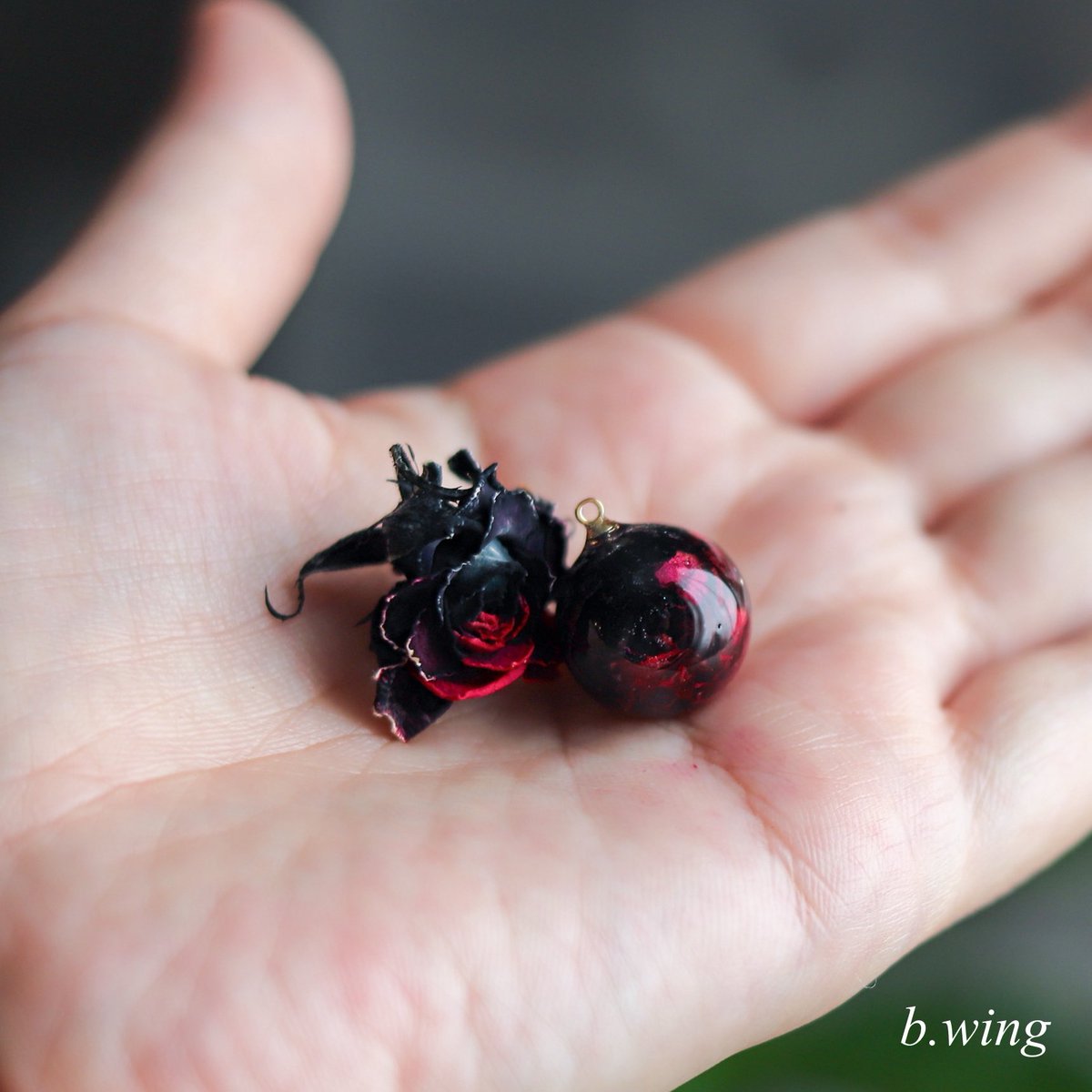 BLACK×RED
ツートンの薔薇をレジン玉にーー！
天才！？
天才！！