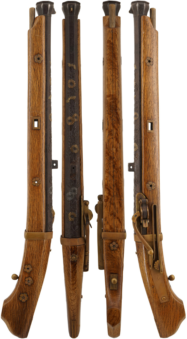 もぐさ入れ、ホンシュウ鹿の鹿角根付　火縄銃、鉄砲隊　江戸期保証 もぐさ入れ、ホンシュウ鹿の鹿角根付 火縄銃、鉄砲隊 江戸期保証