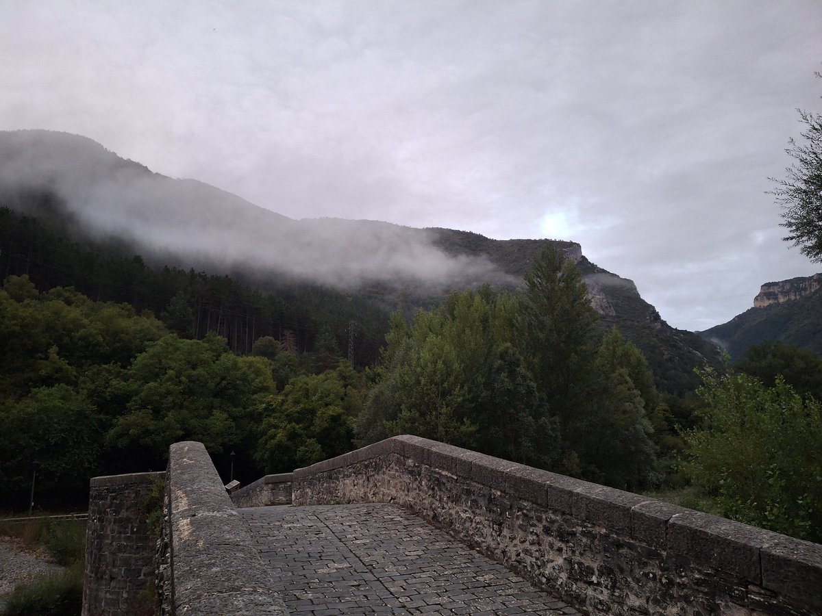 lakukula's tweet photo. Amanece en Burgui con brumas.
Valle de Roncal, Pirineo navarro. https://t.co/RyMSWLZtJR