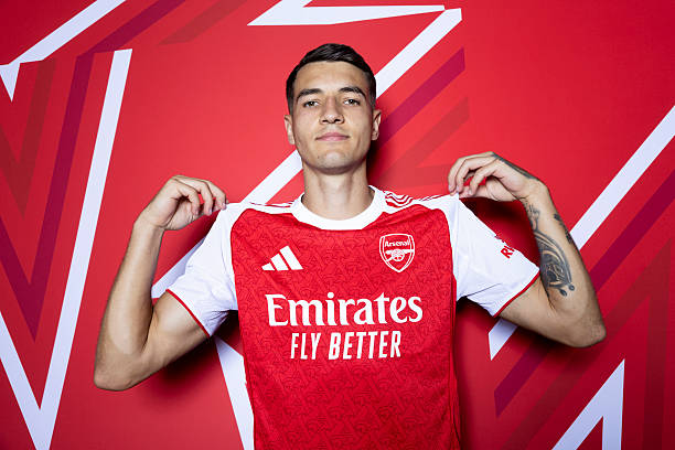 MilanPosts's tweet image. 📰 @Gazzetta_it: Milan are also looking in England for the new cornerstone of their defense. Two main names: Manuel Akanji of Manchester City and Jakub Kiwior of Arsenal. Complicated paths, but ones on which the Rossoneri have nevertheless moved actively in recent hours.