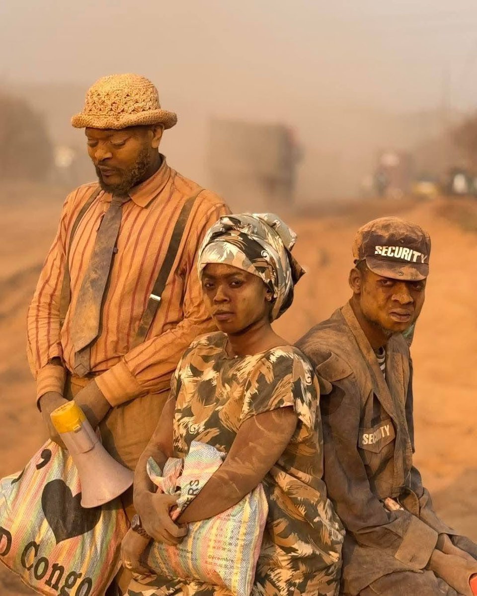 LamikaJoel's tweet photo. C’est le meilleur challenge de l’année…

Plusieurs jeunes basés au Lualaba partagent des photos qui témoignent de la qualité de vie qu’ils ont à Luilu. 

Quelques bâtiments construits à Kolwezi font croire à l’opinion publique que le Lualaba est développé. Les médias sont payés et les journalistes touchent de grosses sommes d’argent pour chanter à la gloire des autorités provinciales. Ils cachent cette réalité du Lualaba. 

Pendant ce temps, à Luilu, les véhicules  sortent avec des minerais, ici dans ce coin, il existe plusieurs sociétés qui exploitent les mines mais regardez par vous-même, la qualité de l'air, la qualité de routes ?

Que fait-on avec les redevances minières ?

Je salue l’initiative de ce challenge.

C’est une belle manière de dénoncer la mauvaise gouvernance, souvent masquée par deux ou trois constructions qui trompent l’œil. Mais en réalité, en dehors du chômage, la population vit dans la poussière.

J'encourage chacun de nous à utiliser les réseaux sociaux pour faire entendre nos voix. Nous pouvons atteindre nos autorités grâce à ces plateformes.

Alors, partageons les réalités de nos communautés pour que cela parvienne aux oreilles de ceux qui nous gouvernent.
#visitluilu , c’est le meilleur challenge pour transformer une communauté.

#visitkolwezi #visitluilu @alainmwamba @FifiMasukaSaini @UTLualaba