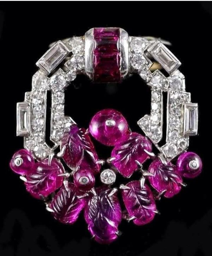 zanasdesigns's tweet photo. Platinum, diamond, white gold and ruby brooch by Mauboussin in 1925.

This is an art deco brooch, as it has a lot of geometric lines. https://t.co/SPx510A4xf