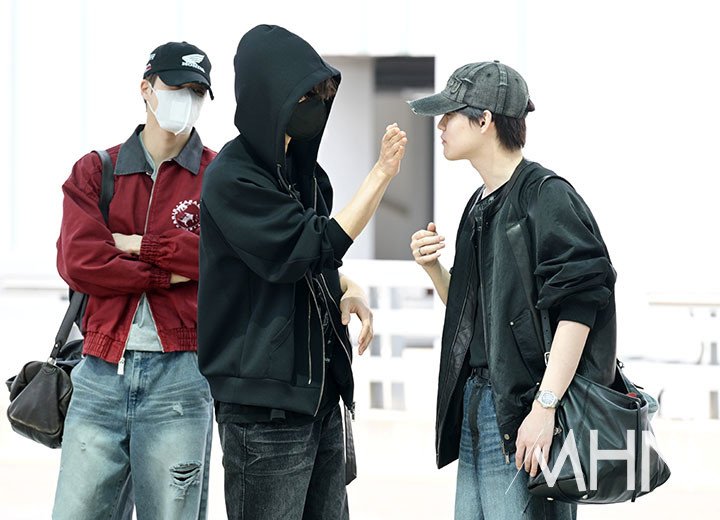 _423205's tweet image. 한걸음 뒤엔 항상....