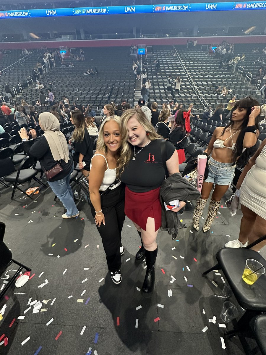 bblancoxo's tweet photo. don’t know how I get lucky enough to see @xojonasboysxo feels like every time 🤩🥹 ILY 🥰 https://t.co/xOHh95YOPu