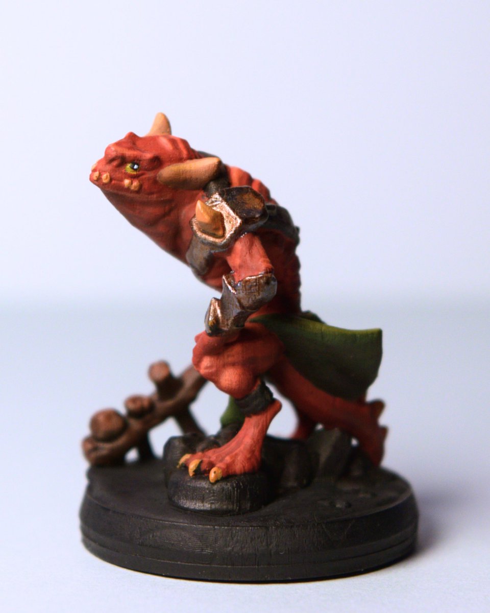 shrugggow's tweet photo. Starting to document my DnD miniature painting journey! Find me on instagram, TikTok, and YouTube @thehexedpalette https://t.co/skBYBsqLdE