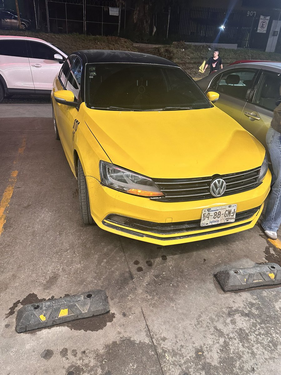 AleFa29's tweet image. A esta gente deberían de quitarles la licencia de manejo
Ni estacionarse saben y son los que luego andan chocando @Trafico_ZMG @JaliscoVial