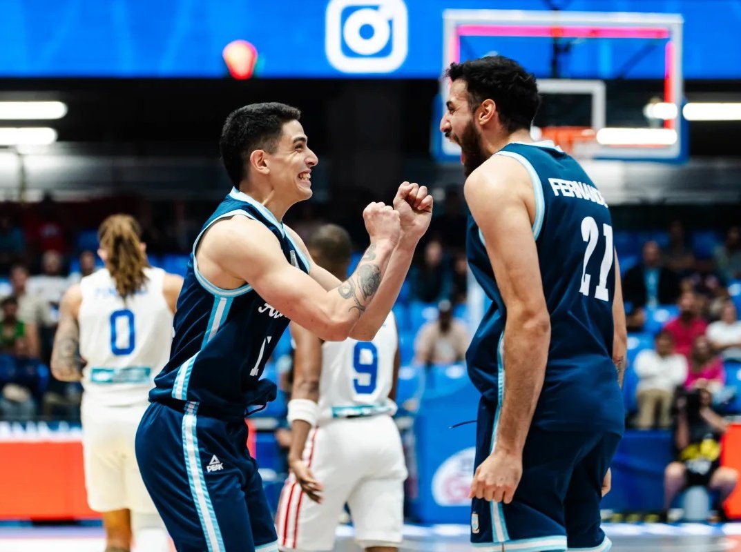 #AmeriCup | 🇦🇷 Argentina ganó un partidazo y sacó boleto a semis 

🛡️ Con la defensa como bandera, el Seleccionado Nacional venció a Puerto Rico por 82-77 en tiempo suplementario y se metió entre los cuatro mejores de la <a href="/AmeriCup/">FIBA AmeriCup</a>. 

🗓️ El próximo encuentro será el sábado ante el