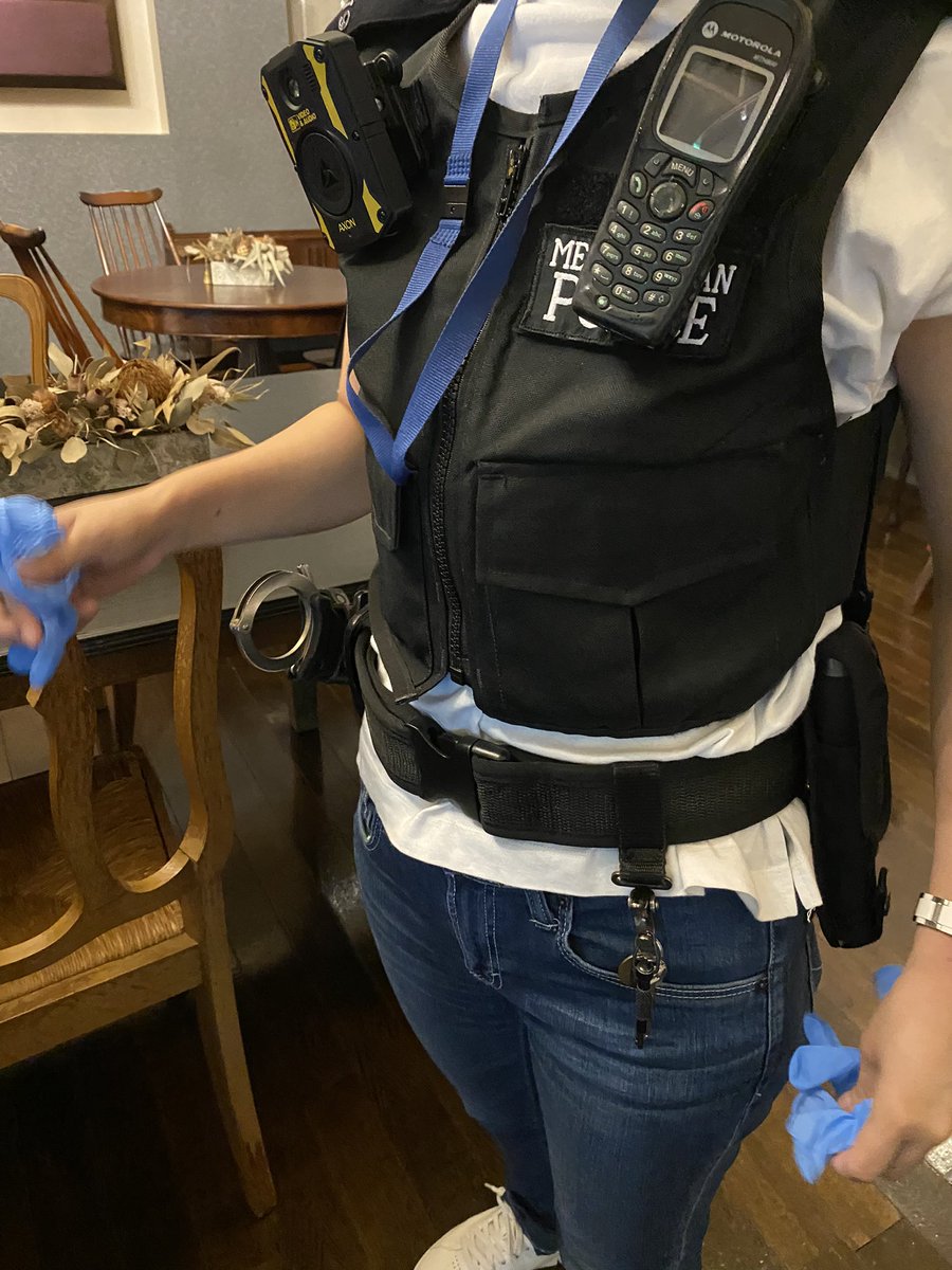 gen440104's tweet photo. Shintaroさん、しるびあさん両名の刑事っぽい実在感がとてもよくて手持ちの装備で差を出してキャラ付けしてみました。英警察の私服ガサ入れ時のスタブベスト＆帽子スタイル
#蘭英盆明け警察24時
#鴨コス #POOLBLOW 
撮影:(@fujiken2g) https://t.co/mOqWPd7hPG