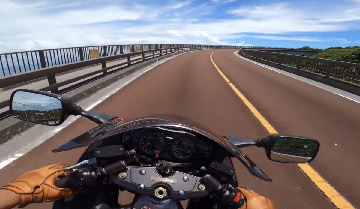 RyukyuRider's tweet image. 沖縄 ニライカナイ橋。

下りは青い海が広がって絶景だけど、
晴れた日の登りもこれまた良き👍

隼でアクセスひねれば、空に向かって走ってるようで、自由を全身で感じられる。

#隼 #沖縄ツーリング #ニライカナイ橋