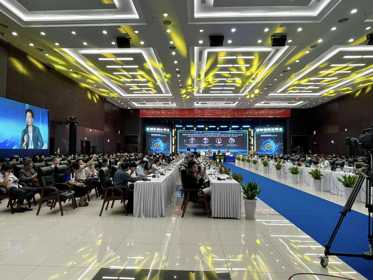 Trangphungvn's tweet image. 📡 Live from Vietnam Blockchain Day 2025 at Da Nang.
A multi-billion dollar panel on Stablecoins and Smart Cities - featuring #SSI, @Tether_to , #BankofChina, and @vaneck_us.
Brought to you by the #SSI team.