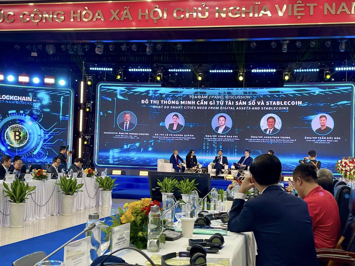Trangphungvn's tweet image. 📡 Live from Vietnam Blockchain Day 2025 at Da Nang.
A multi-billion dollar panel on Stablecoins and Smart Cities - featuring #SSI, @Tether_to , #BankofChina, and @vaneck_us.
Brought to you by the #SSI team.